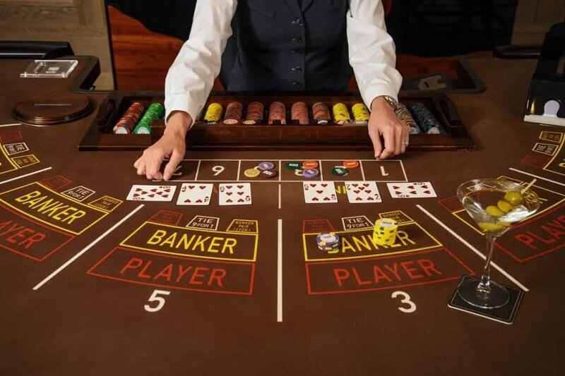 Sự khác biệt chính giữa online và live casino khi chơi Baccarat