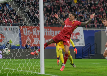 Những khoảnh khắc vàng son: Bàn thắng định đoạt ngôi vương Liverpool
