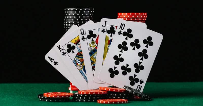  Người chơi đang tập trung ghi nhớ bài để tìm link vào BK8 chiến thắng